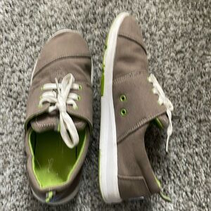 Tom’s size 6 women’s sneaker